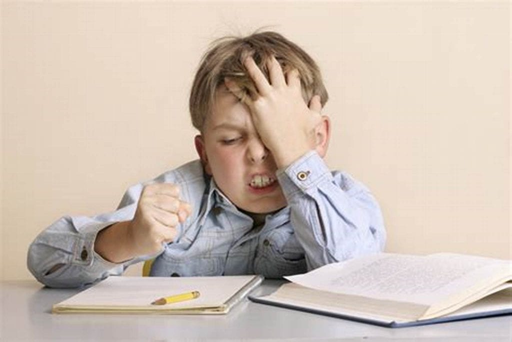 Мальчик учит стихотворение. "Дети и стресс". Ученик расстроен. Ребенок расстроен. Усталый ученик.
